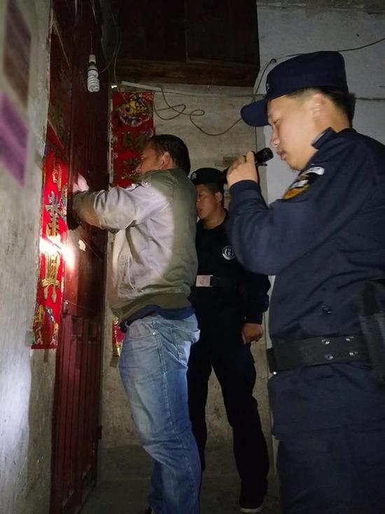 江门粗心妈妈误将幼女锁家中 民警全城寻开锁师傅开门